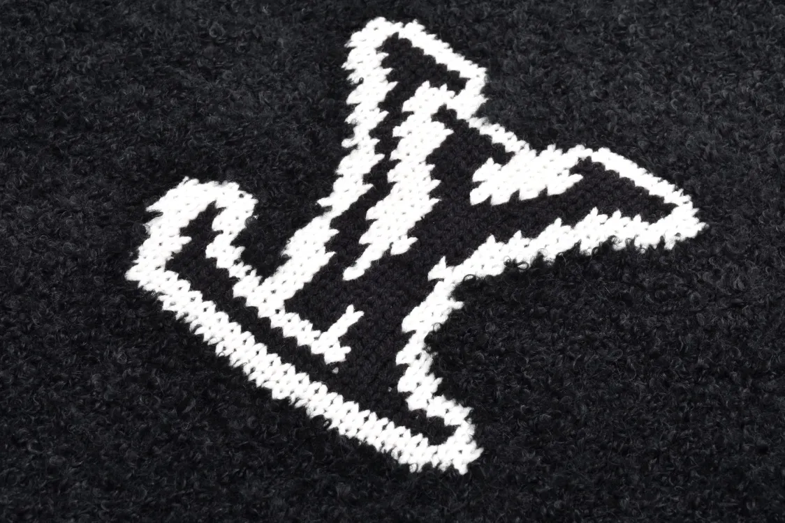 🅿️500 1v 23FW mirror logo intarsia sweater (pure black) originally purchased for 10,900, new color in 23 years, custom-woven and dyed sheep wool 55%, yak hair 21% nylon 20% Spandex 4% wool loop yarn, pure black loop yarn has high ductility and good elasticity. It is different from the non-elastic version on the market. The special washing process is very soft and skin-friendly. It is a 3-needle knitting process. The thickness of each stitch of the intarsia on the clothes logo is consistent with the original. The back logo is a mirror intarsia. The upper body is skin-friendly and versatile. Wear it in front of others. It is an autumn and winter item with strength. Size:S-M-L